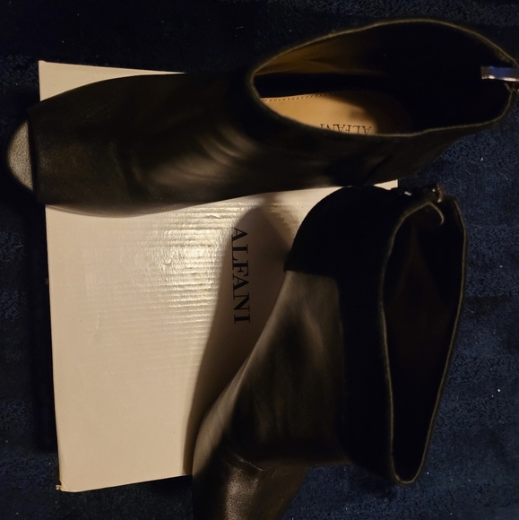 Shoes - Picture 4 of 4